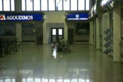 Aνάπηρος κούρδος εδώ και 15 ημέρες εγκαταλελειμμένος στο λιμάνι Ηγ/τσας!