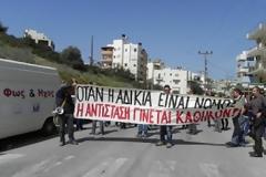 Aγρότες ενισχύουν την κατάληψη στη ΔΟΥ Αγίου Νικολάου