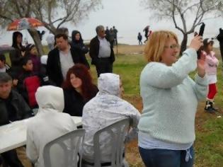 Φωτογραφία για Αλισσός Αχαΐας: Kοσμοσυρροή στην παραλία την Καθαρά Δευτέρα