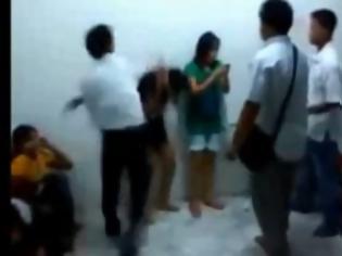 Φωτογραφία για Βίντεο σοκ: Ταϊλανδοί σωματέμποροι ξυλοκοπούν ιερόδουλες και τις αφήνουν αναίσθητες