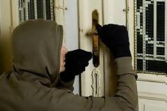 Διαρρήκτης επέστρεψε με τόκο τα χρήματα που είχε κλέψει 30 χρόνια πριν