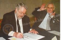 Η φωτογραφία της δεκαετίας! - Δείτε τη χαρά του Άκη που φουσκώνει η... τσέπη του