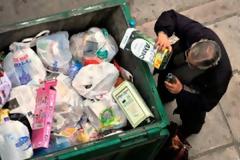 Πάτρα: Kατοχικές εικόνες - Όλο και πιο συχνό το θέαμα να ψάχνουν στα σκουπίδια για λίγο φαγητό -