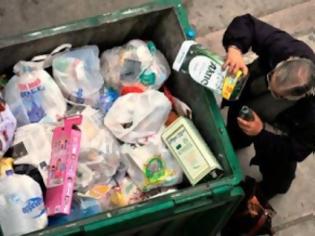 Φωτογραφία για Πάτρα: Kατοχικές εικόνες - Όλο και πιο συχνό το θέαμα να ψάχνουν στα σκουπίδια για λίγο φαγητό -