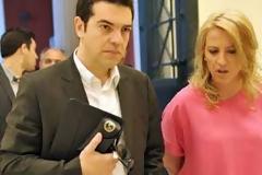 Πολιτική μπαλκονιού με συνθήματα γηπέδου και στην τρίτη χιλιετία;