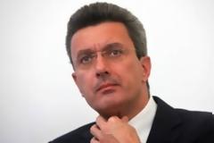 Ο Νίκος Χατζηνικολάου με μεταξωτή ρόμπα παίζει στο «Ο κατά φαντασίαν ασθενής»