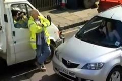 Το καλύτερο γυναικείο παρκάρισμα που έχετε δει ποτέ! [Video]