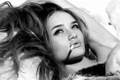 Πόζες της Rosie Huntington-Whiteley που αναστατώνουν