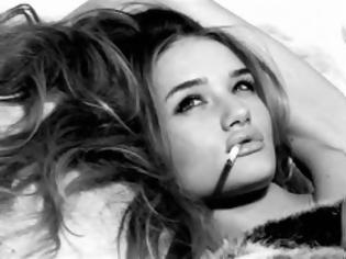 Φωτογραφία για Πόζες της Rosie Huntington-Whiteley που αναστατώνουν