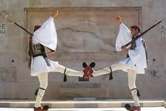 Τι σημαίνουν οι λέξεις: Τσολιάς, Εύζωνος, Φέσι, Γιαταγάνι και Καριοφίλι;