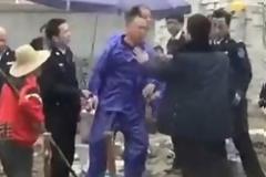 Εργάτης δολοφόνησε αστυνομικό με τσάπα μπροστά στην camera !!!!!