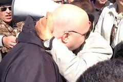 Η Χρυσή Αυγή στο πλευρό των ομολογιούχων