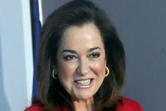 Η Ντόρα Mπακογιάννη κοιμήθηκε σε ιμάντα αποσκευών και έχασε τη βαλίτσα της