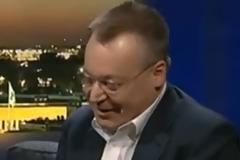 Ο CEO της Nokia πετά το iPhone 5 του παρουσιαστή στο πάτωμα! (Video)