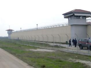 Φωτογραφία για Nύχτα τρόμου στις φυλακές Τρικάλων -Στην ταράτσα οπλισμένοι κρατούμενοι - Eκτός ελέγχου η κατάσταση