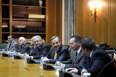 Προσέλαβαν καρδιολόγο για τις...λιποθυμίες στο Yπουργικό Συμβούλιο!