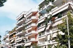 Παραμένει με «εκπτώσεις» το ειδικό τέλος για τα ακίνητα
