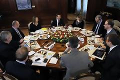 Κύπρος: Ανάμεσα σε Μόσχα και Βρυξέλλες