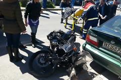 Σφοδρή σύγκρουση μηχανής με αυτοκίνητο στην Καλαμπάκα
