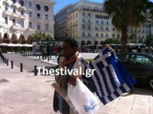 Φωτογραφία για Αλλοδαποί πουλούν... ελληνικές σημαίες στο κέντρο της Θεσσαλονίκης