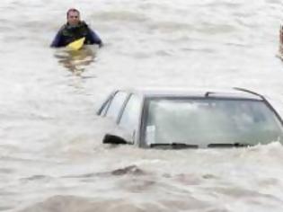 Φωτογραφία για Εφιάλτης για 5μελή οικογένεια-Βρέθηκαν με το αυτοκίνητο μέσα στη θάλασσα