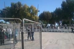 Υπο κλοιό…καγκέλων οι επίσημοι και στην Κρήτη
