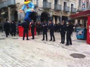 Φωτογραφία για Πάτρα: Έντονη η παρουσία της αστυνoμίας - Φρούριο η εξέδρα των επισήμων - Δείτε φωτο