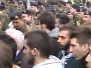 Φωτογραφία για Άγρια σύγκρουση μελών του ΠΑΜΕ με δυνάμεις της αστυνομίας κατά την κατάθεση στεφάνων στην κεντρική πλατεία της Κοζάνης [video]