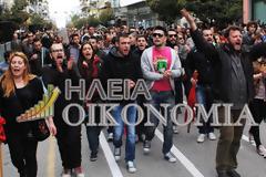 Πύργος: Οι σπουδαστές παρελαύνουν φωνάζοντας συνθήματα μετά την συμπλοκή τους με τους αστυνομικούς [video]