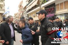 Ένταση και προσαγωγές στην παρέλαση στο Μεσολόγγι!
