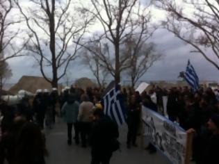 Φωτογραφία για Διαδηλωτές πραγματοποιούν πορεία προς το Γερμανικό Προξενείο στη Θεσσαλονίκη [video]