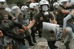 Επέμβαση των ΜΑΤ στο Λουτράκι κατά την κατάθεση στεφάνων! [video]