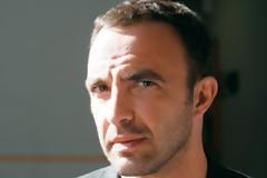 O Nίκος Aλιάγας ανέβασε την ελληνική σημαία στο Παρίσι  και απαγγέλλει Σολωμό