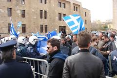 Επεισόδια στη Ρόδο - Πoλίτης σε αστυνομικό: Πάρε τον αλήτη από μπροστά μου - Δείτε το video