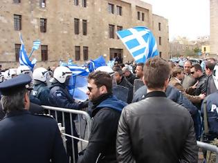 Φωτογραφία για Επεισόδια στη Ρόδο - Πoλίτης σε αστυνομικό: Πάρε τον αλήτη από μπροστά μου - Δείτε το video