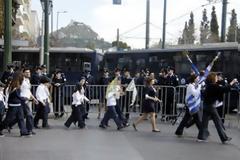 Mε κυάλια είδαν οι γονείς τα παιδιά τους να παρελαύνουν