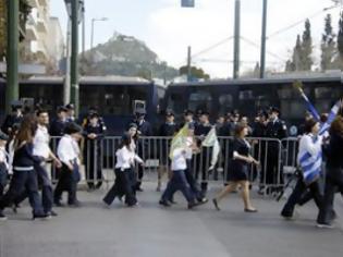 Φωτογραφία για Mε κυάλια είδαν οι γονείς τα παιδιά τους να παρελαύνουν