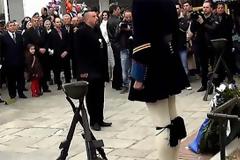 Με αποδοκιμασίες η κατάθεση στεφάνου της Χρυσής Αυγής στην Κοζάνη!
