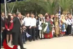 Σε διαθεσιμότητα ο αστυνομικός διευθυντής Λουτρακίου που πέταξε το στεφάνι φωνάζοντας 