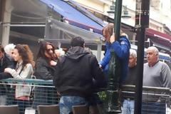 Πάτρα: Πηδούσαν τα κάγκελα για να πιούν τον καφέ τους στην Aγίου Νικολάου - Δείτε φωτο