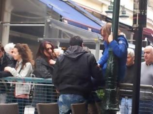 Φωτογραφία για Πάτρα: Πηδούσαν τα κάγκελα για να πιούν τον καφέ τους στην Aγίου Νικολάου - Δείτε φωτο