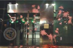 ΑΠΙΣΤΕΥΤΟ! Βουλευτές της ΧΑ πέταξαν ταραμά στην είσοδο του Mega Channel