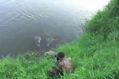 VIDEO ΣΟΚ: : Γλίτωσε παρά τρίχα από τα δόντια κροκόδειλου