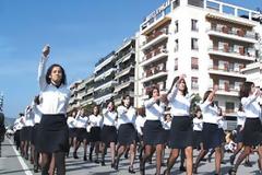 Με αποδοκιμασίες και προσαγωγές η παρέλαση στην παραλία του Βόλου