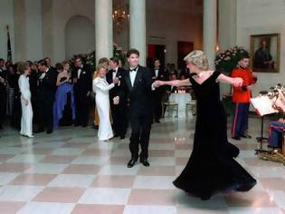 Φωτογραφία για Συγκλονιστικές φωτογραφίες της πριγκίπισσας Νταϊάνα να χορεύει με τον Τραβόλτα