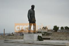 Καθάρισαν το άγαλμα του Βενιζέλου από τα χυδαία γκράφιτι!