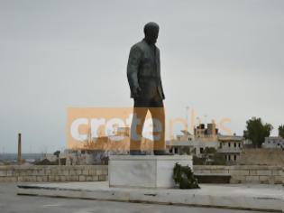 Φωτογραφία για Καθάρισαν το άγαλμα του Βενιζέλου από τα χυδαία γκράφιτι!