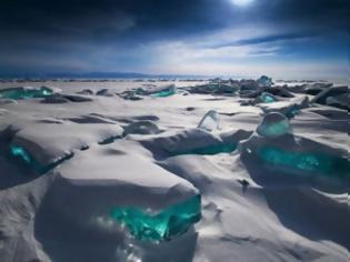 Φωτογραφία για Θραύσματα τιρκουάζ πάγου στη μεγαλύτερη λίμνη στον κόσμο
