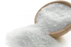 Scrub σώματος με θαλασσινό αλάτι και baby oil