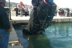 Αποκλειστικές φωτογραφίες από την πτώση ΙΧ στη θάλασσα - Στο όχημα επέβαινε 5μελής οικογένεια!